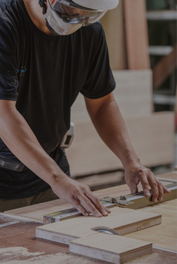 木作師傅在作業的特寫