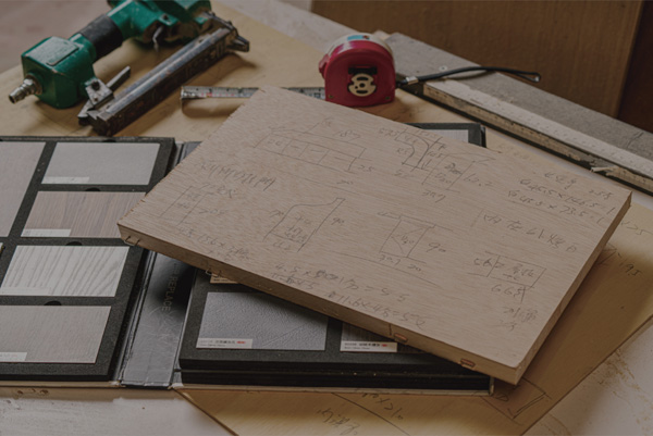 木作工具與設計手稿的擺拍